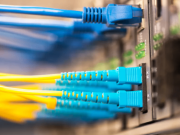 Kio estas la plej ofte uzata optika eniga/eliga fenestro por fibre optikoj